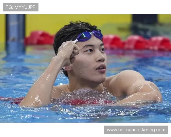 汪顺混合泳四连冠后挥手表意,看台观众热情回应 汪顺混合泳四连冠后挥手表意,看台观众热情回应